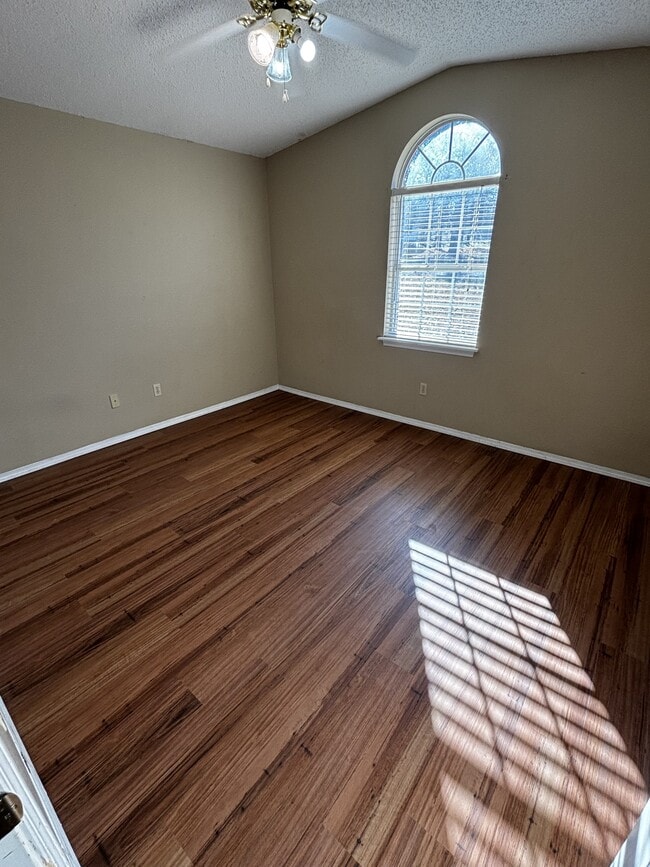 Building Photo - 18 Fairbrook Ln