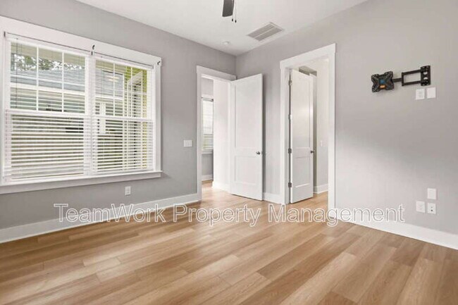 Building Photo - 553 Sound Dr