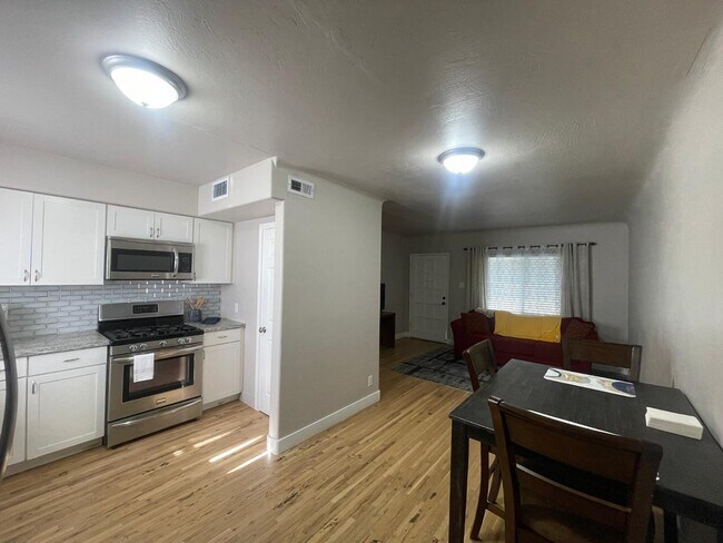 Building Photo - 2626 Sierra Dr NE