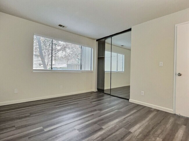 Building Photo - 1 Bed/1 Bath Updated Condo with Great Amen...