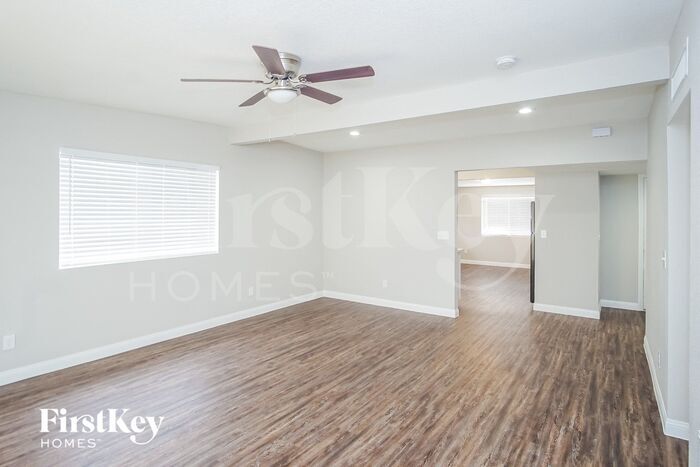 Building Photo - 5060 E Newton Dr