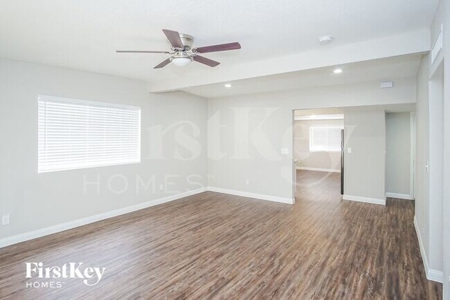 Building Photo - 5060 E Newton Dr