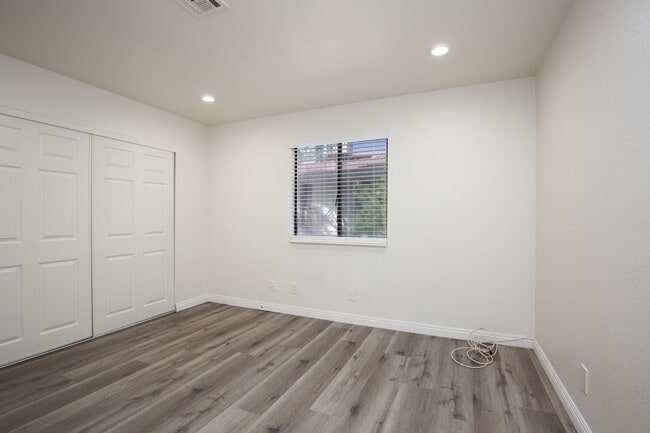 Building Photo - Completely remodeled 2nd floor unit near S...