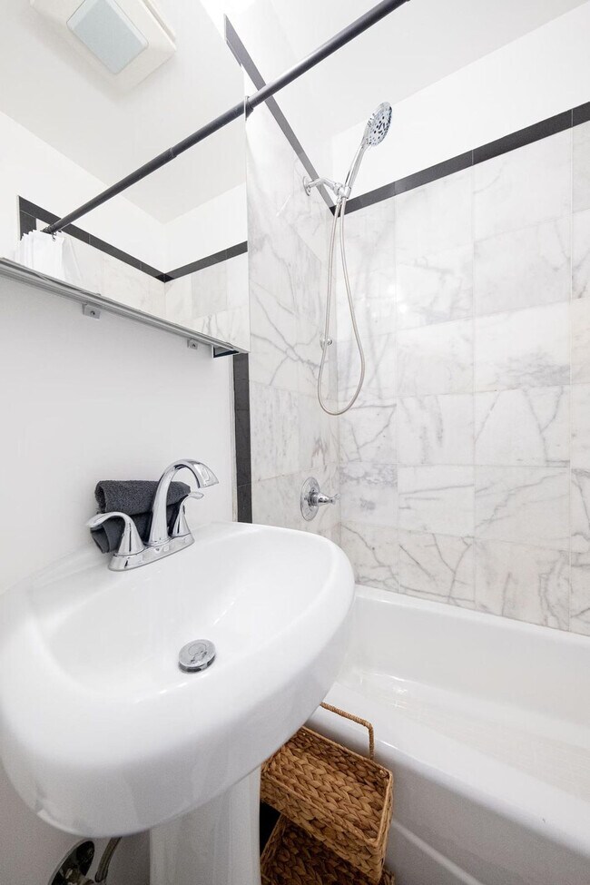 Building Photo - 302 E 104th St