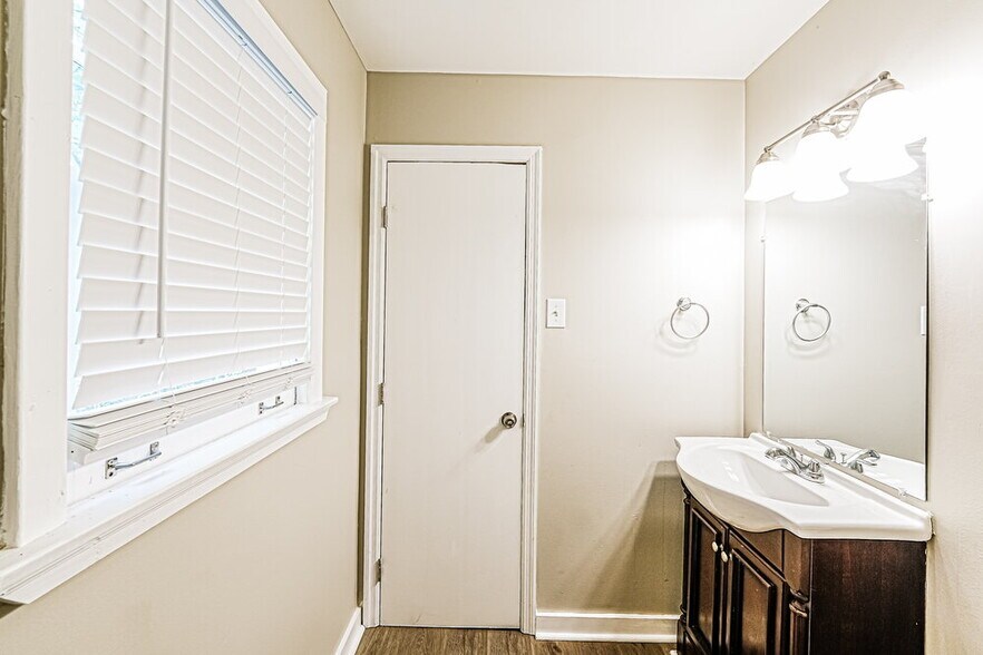 Building Photo - 1716 2nd St NE