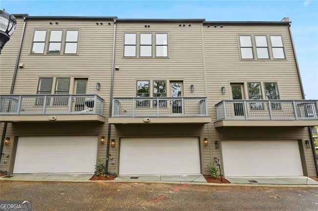 Building Photo - 302 Gibson St SE