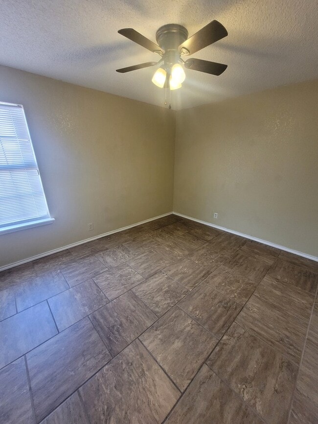 Building Photo - 3 bed 2 bath 2 car garage on cul-de-sac!