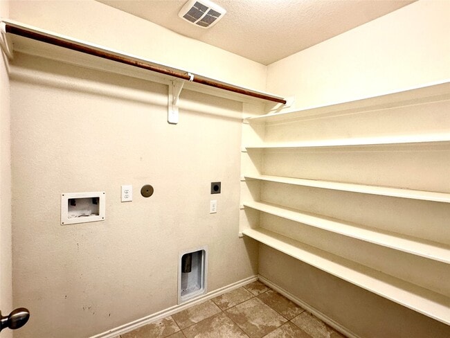 Building Photo - 1934 Acorn Glen Trail