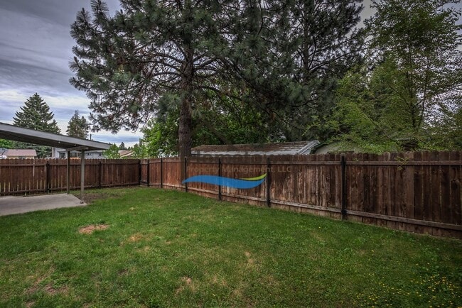 Building Photo - Very Nice 2 Bed Home with Fully Fenced Bac...