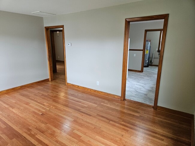 Building Photo - Updated 2 Bedroom, 1 bath with Large Backy...
