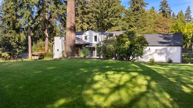 Building Photo - 7Bd/6.5Ba Bellevue Home