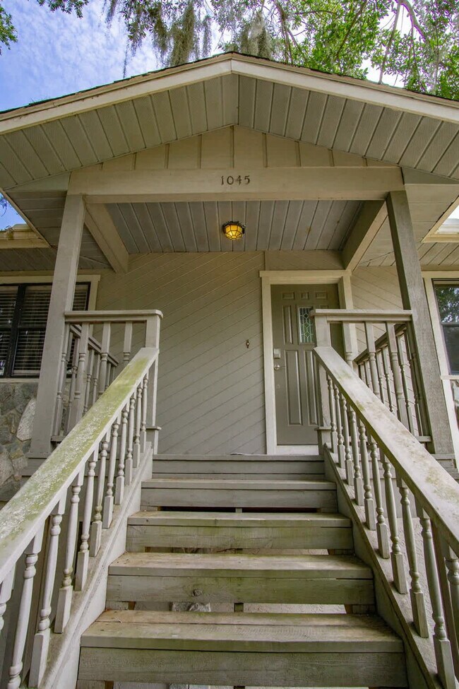 Building Photo - 1045 N Cres Dr