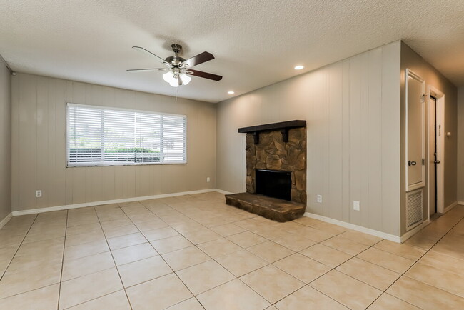 Building Photo - 504 Mahogany Dr