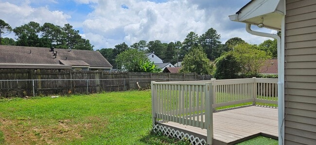 Building Photo - Cozy house on cul-de-sac walking distance ...