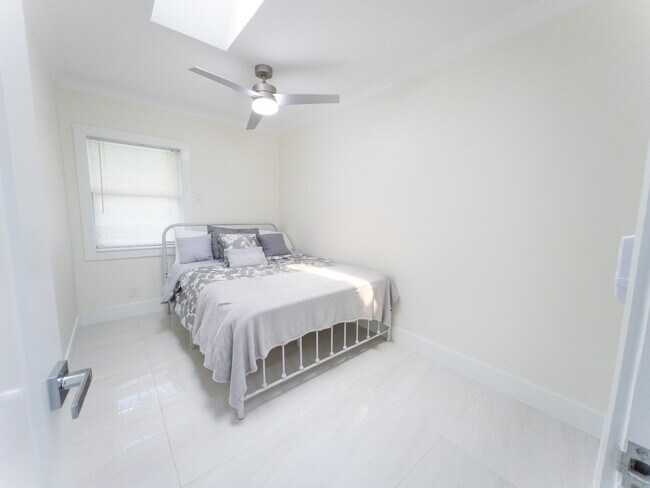 Building Photo - 887 W Perry St