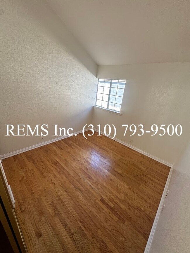 Building Photo - Spacious Townhome with Garage & Laundry in...