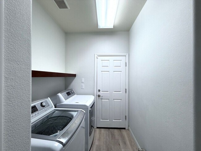 Building Photo - Great 5 bedroom home with RV Parking! Loca...