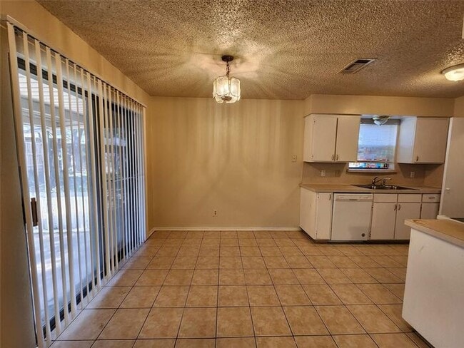 Building Photo - 3BR Duplex w/ Fireplace + Screened Patio in Arlington, TX