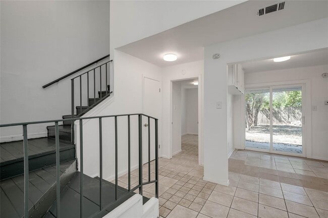 Building Photo - 1303 E St Johns Ave