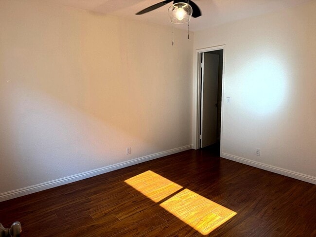 Building Photo - Beautiful 3 Bedroom 2.5 Bath