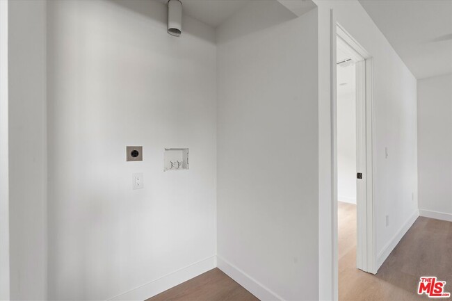 Building Photo - 3754 1/2 Veteran Ave