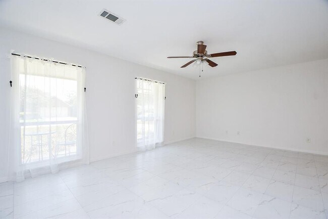Building Photo - 9806 Larston St