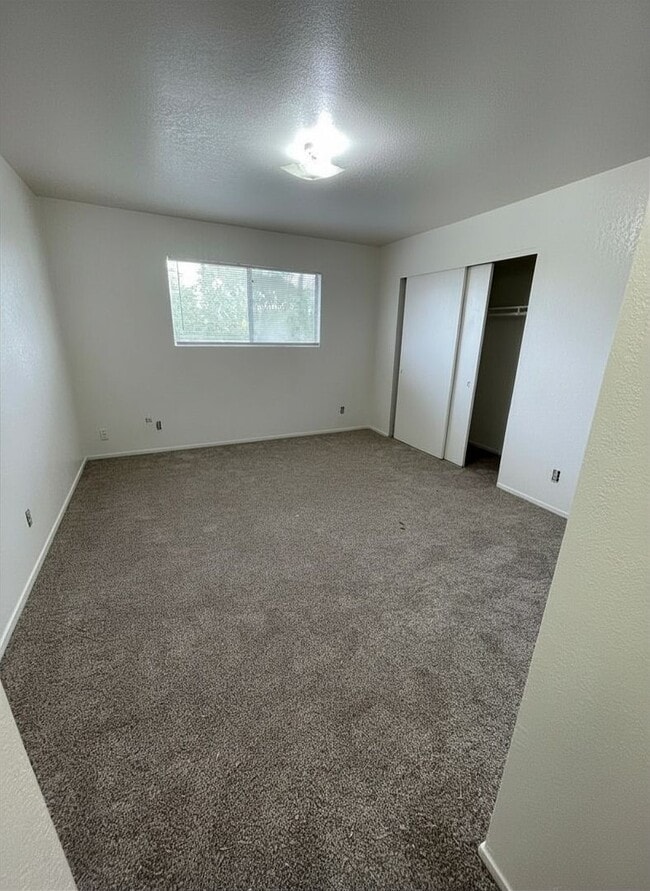 Building Photo - Charming Townhouse (2 Bed / 1.5 Bath)