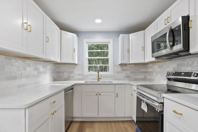 Building Photo - 6 Ranchland Dr
