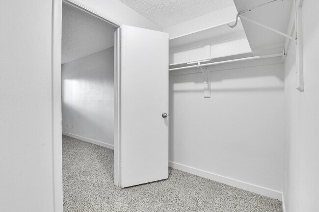 Building Photo - $1,895 - 2 Bed 2 Bath Condo in Aurora with...