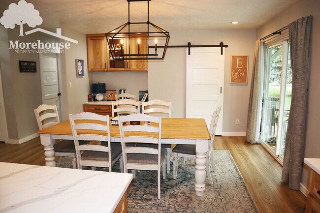 Building Photo - 10440 Meadow Lark Dr