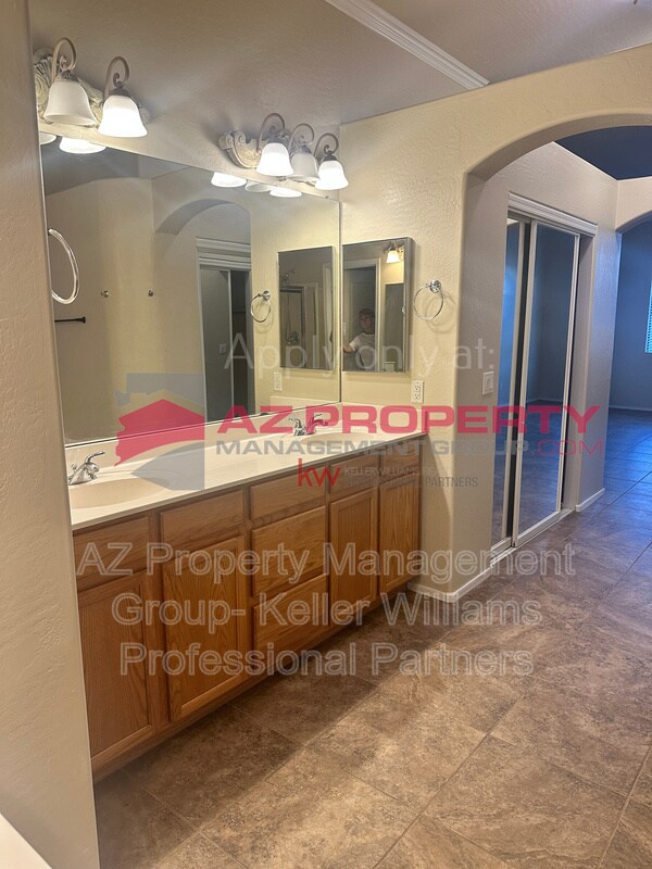 Building Photo - 16802 W Tonbridge St