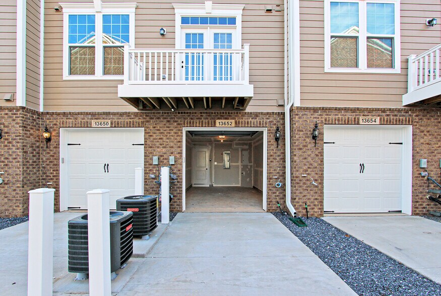 Building Photo - 13652 Endeavour Dr