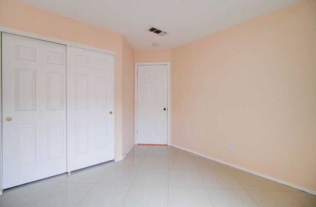 Building Photo - 1350 W Pelican Ct