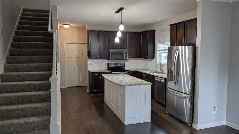 Building Photo - 2568 Vierling Dr E