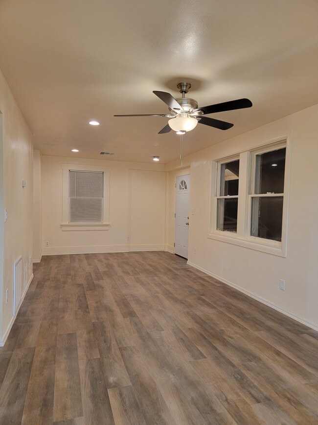 Building Photo - 214 W Aspinwall St