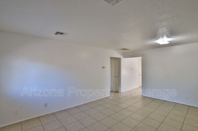 Building Photo - 1702 W Vogel Ave