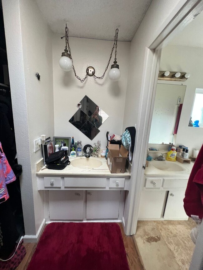 Building Photo - Rarely Available Private 5 Bed 3 Bath House w/ 2 Masters