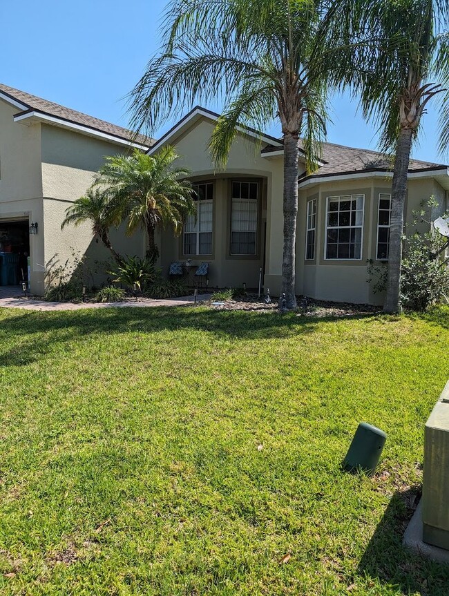 Building Photo - Spacious 4 bedroom with 3 bathrooms and se...