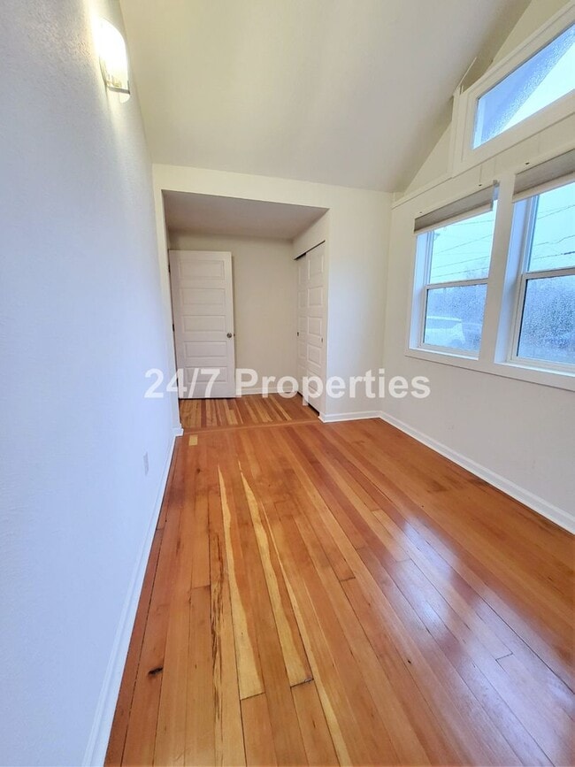Building Photo - Classic 1 BD | 1 BA Cottage w/ Fenced Yard - SE Portland