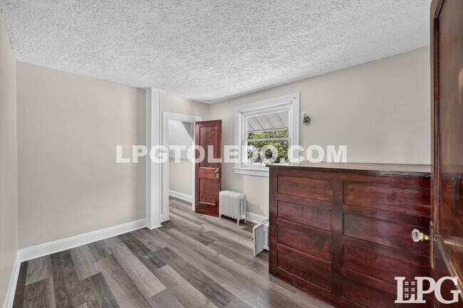 Building Photo - 3822 Lockwood Ave