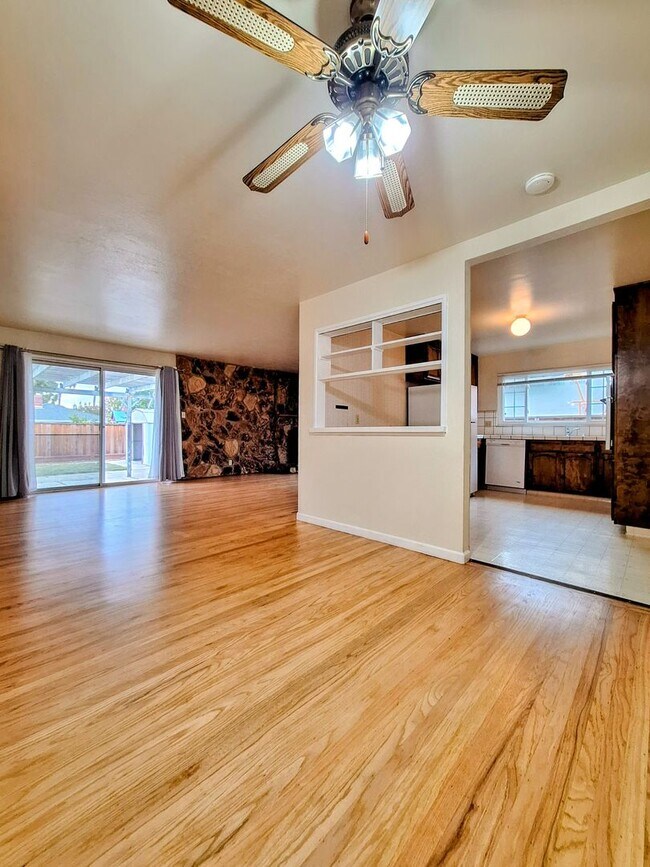 Building Photo - Charming Single Story 3bd House with Large Yard!