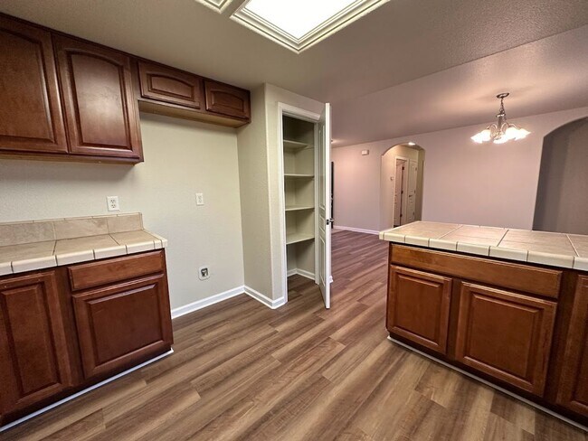 Building Photo - Well maintained home in desirable neighborhood!