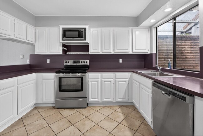 Building Photo - 6110 Gallant Forest Dr