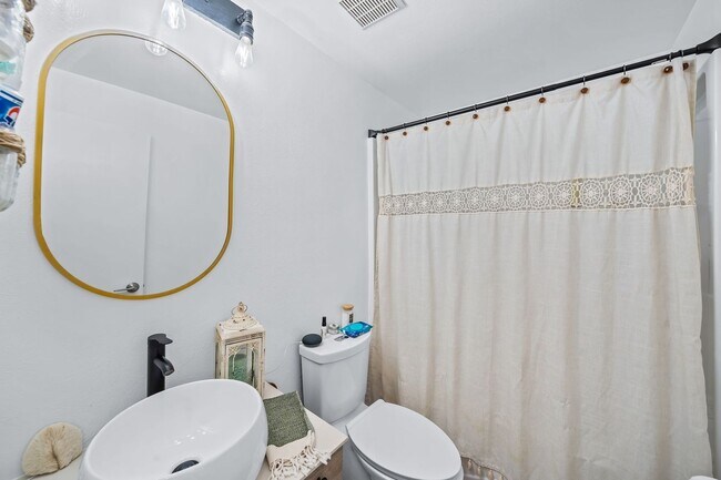 Building Photo - Recently Updated 2BA, 1.5BA Condo with Fen...