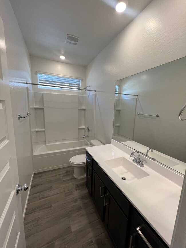 Building Photo - Gorgeous Newer Build 4 Bed/3 Bath in Rancho Cabrillo