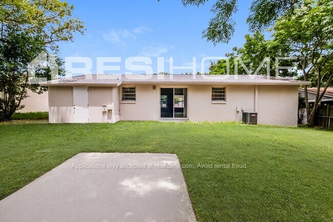 Building Photo - 1200 Jadewood Ave