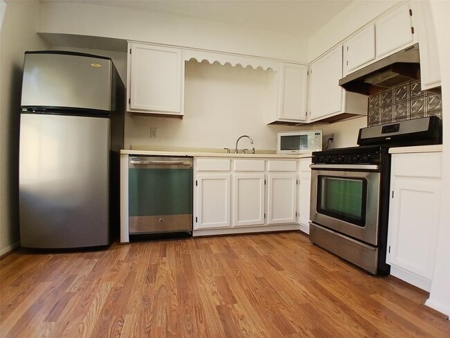 Building Photo - 1126 E Brompton Dr