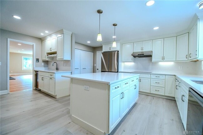 Building Photo - 121 E Schantz Ave