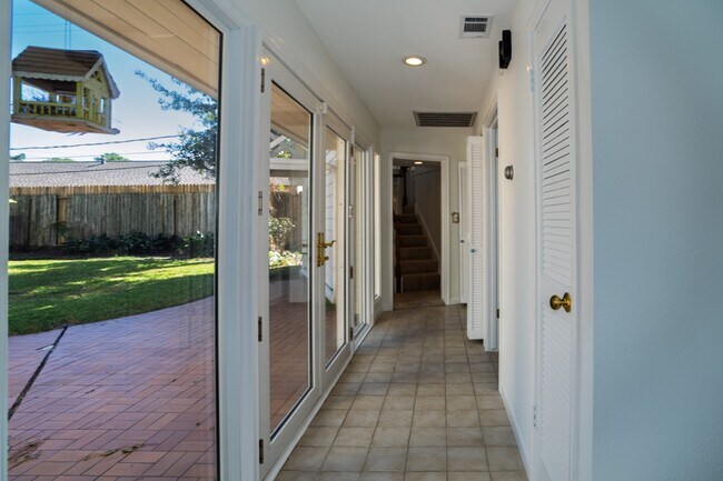 Building Photo - 12127 Tara Dr