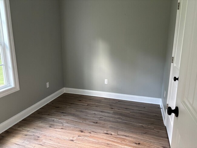 Building Photo - 3 Br 2 Ba
